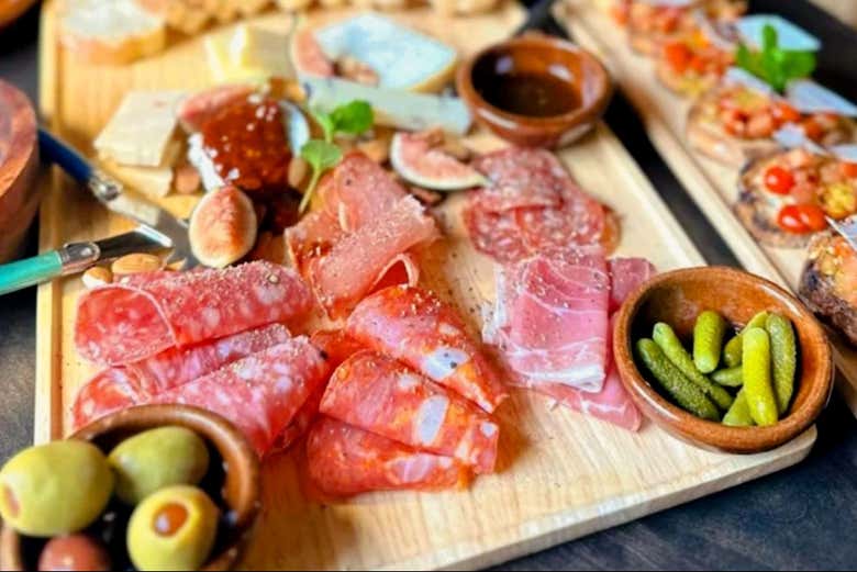 Degustaréis una rica cena en la plaza de Todos Santos