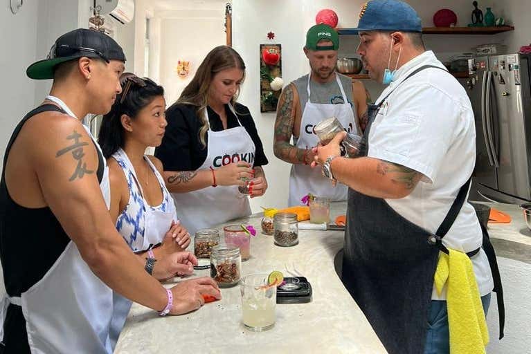 Disfrutando de la clase de cocina