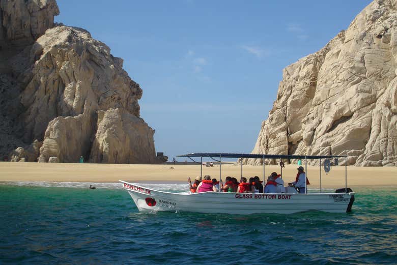 Barco con fondo de cristal en Los Cabos
