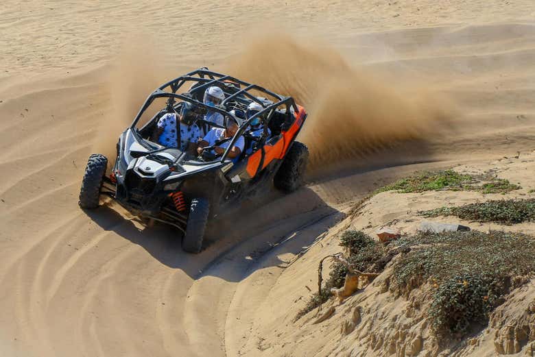 Buggy atravesando la playa de Migriño