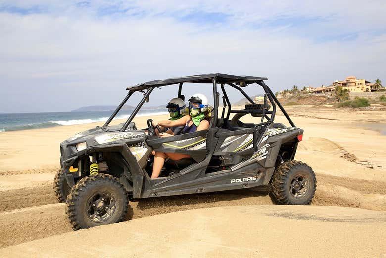 En buggy frente al mar