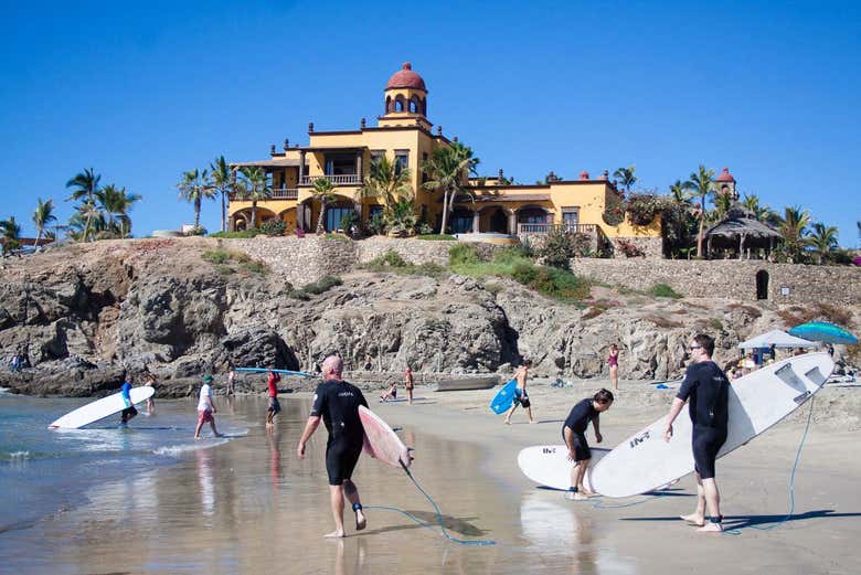 Dando clase de surf