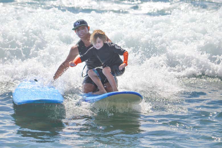 Un niño practicando surf
