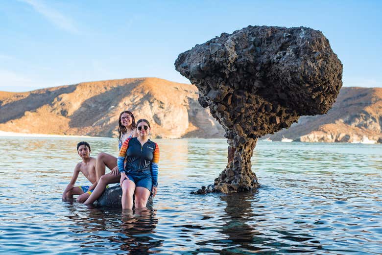 Posando junto al famoso Hongo en Playa Balandra