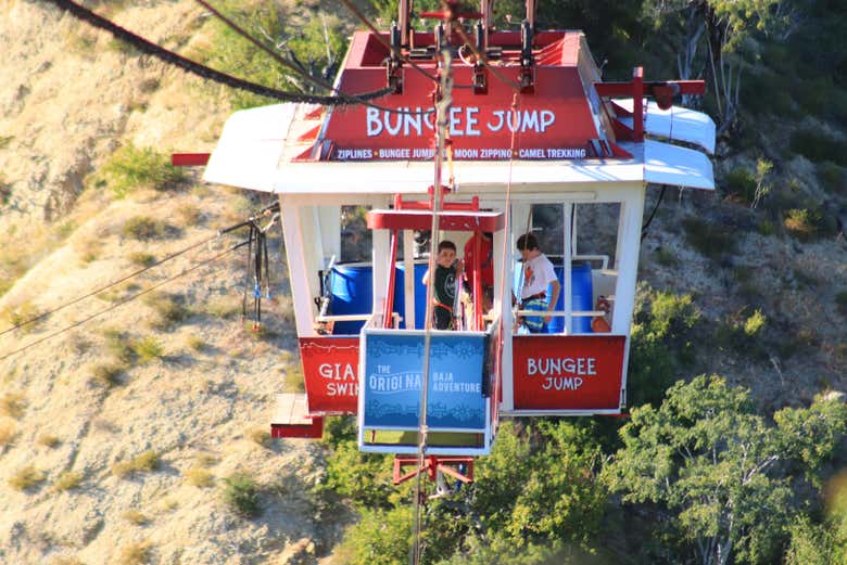 Você pegará um funicular para ir até o balanço
