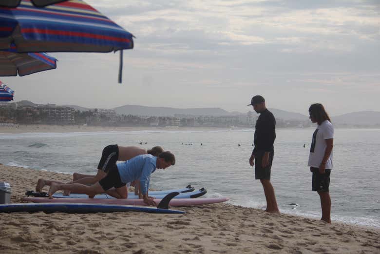 Escuchando las explicaciones del instructor de surf