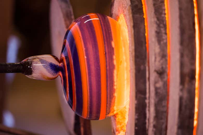 Mestres artesãos trabalhando no vidro