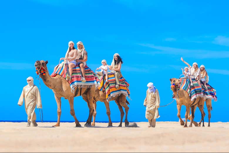 Grupo listo para el paseo a camello