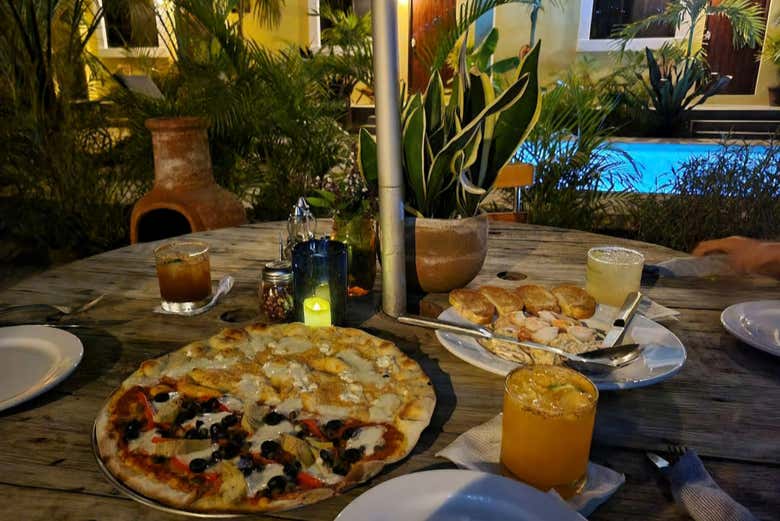 Una deliziosa pizza in un ristorante di Todos Santos
