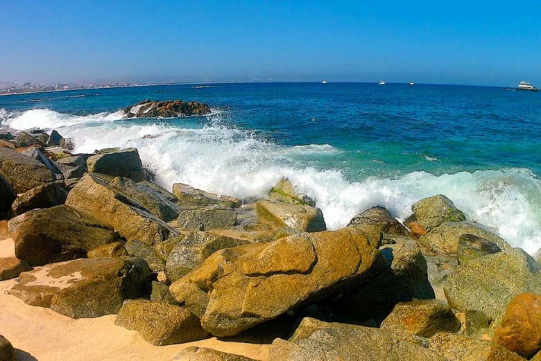 Las olas rompiendo en las rocas