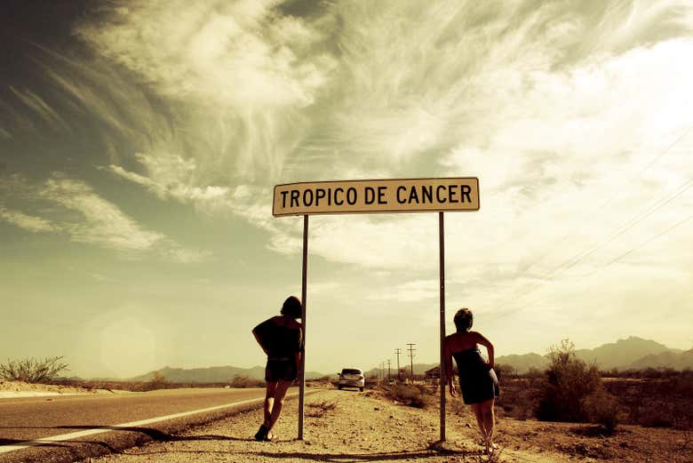 Posando junto al cartel del trópico de Cáncer