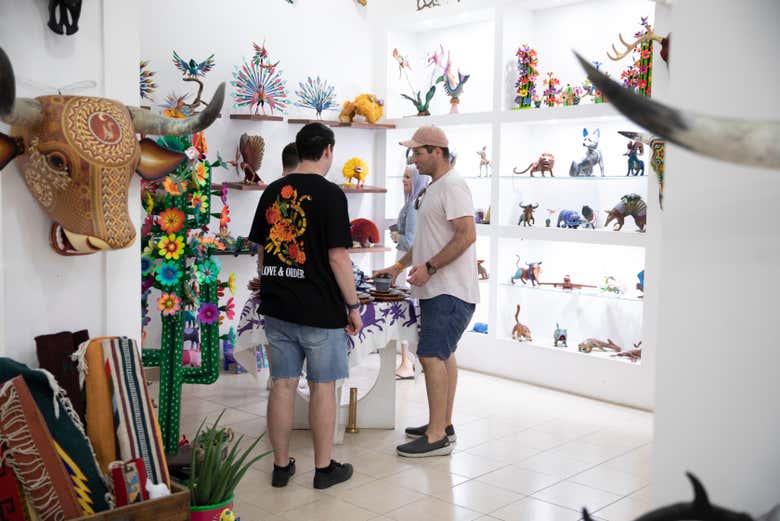Contemplando las obras de una galería
