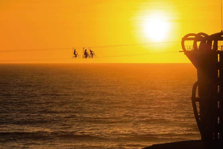 Viendo el atardecer desde las bicis aéreas