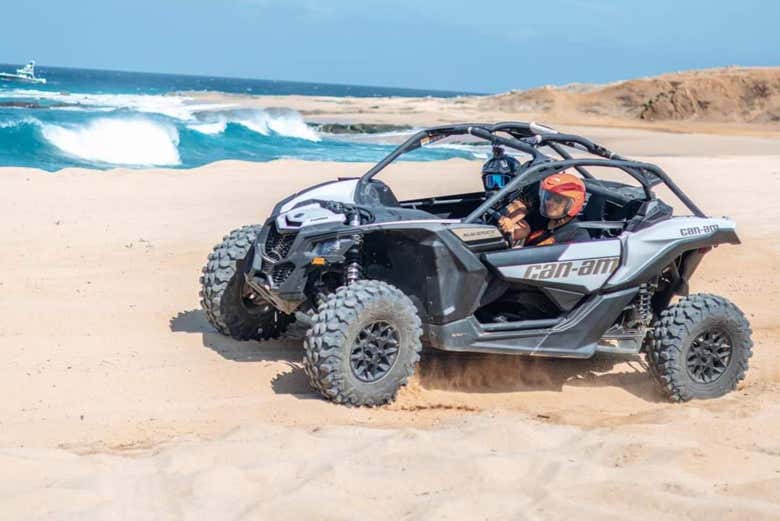 Recorriendo la playa en buggy
