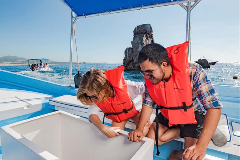 Observa de cerca los peces a través del fondo de cristal