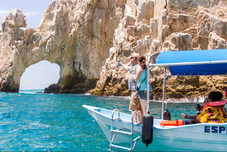 Fotografiando desde el barco el Arco del Cabo San Lucas