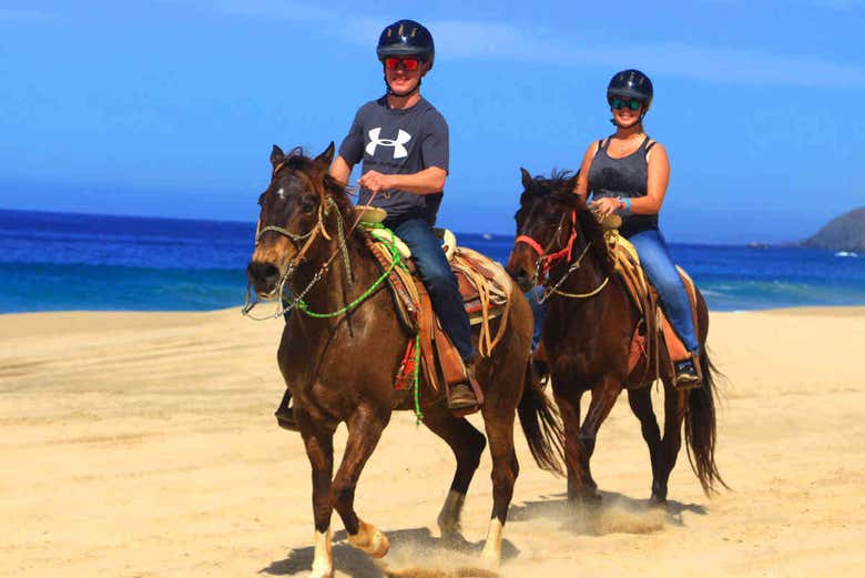 Montando a cavalo na praia