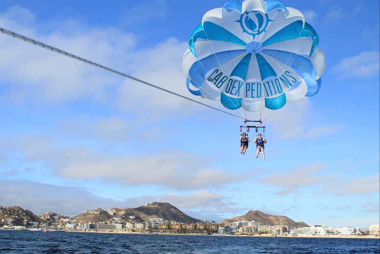 Sobrevolando las aguas de Los Cabos