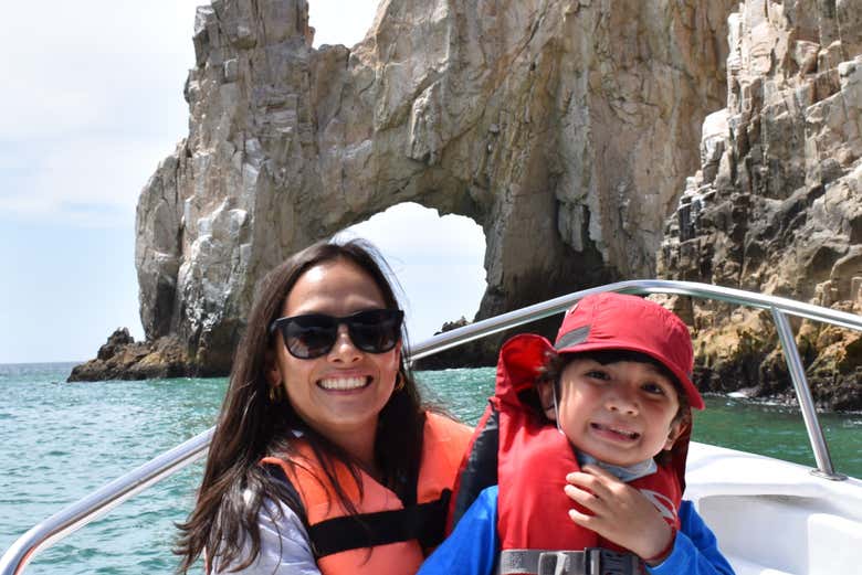 Navegando junto al Arco de Cabo San Lucas antes del avistamiento