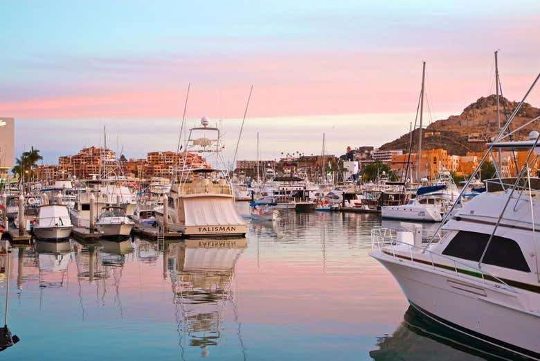 Vista de la marina de Cabo de San Lucas al atardecer