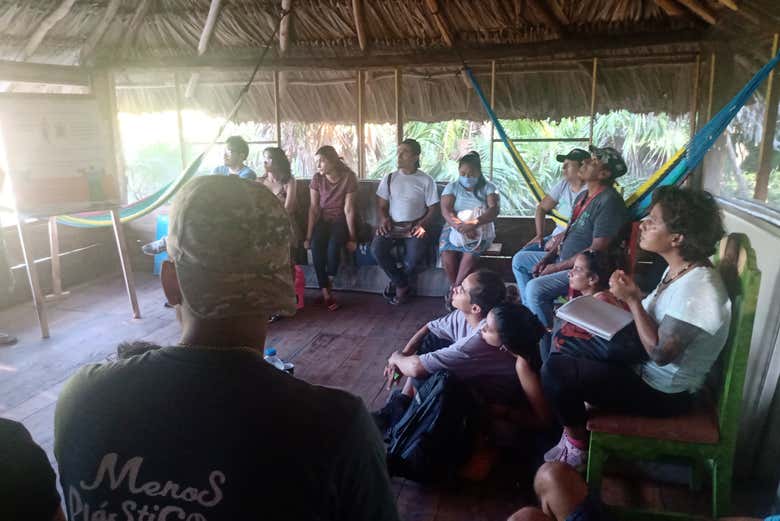 Atendiendo a la charla en el centro tortuguero