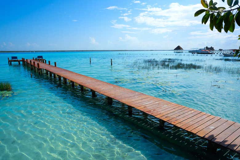 Puente de madera en la laguna Bacalar