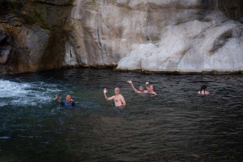 Nadando na cascata