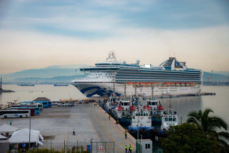 Um cruzeiro chegando à cidade portuária