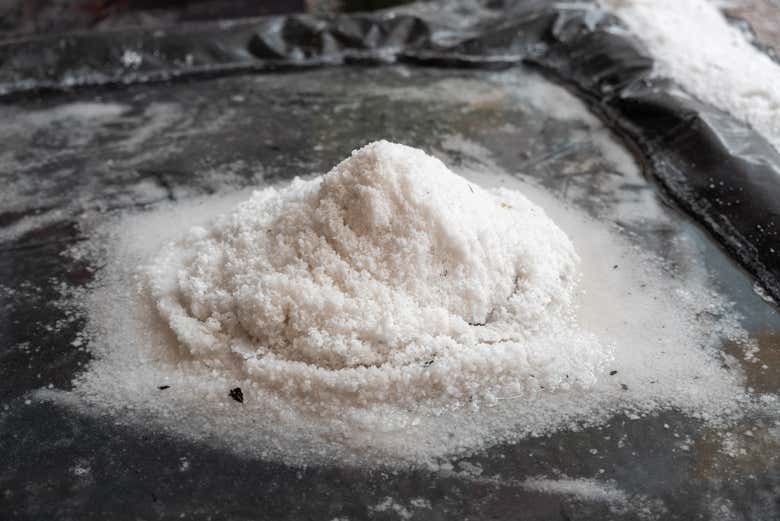 Estanque de evaporación de agua de mar en las salinas