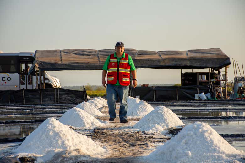 Uno de los salineros en la salina de Colima