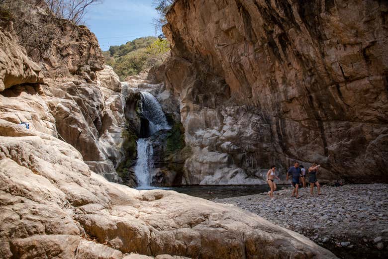 Desfrutando de um dia na cascata El Salto