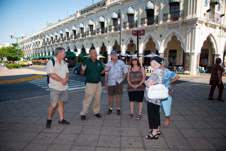 Escutando as explicações do guia