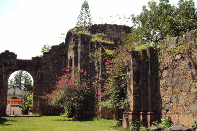 Muros y jardines del templo inconcluso de la Preciosa Sangre