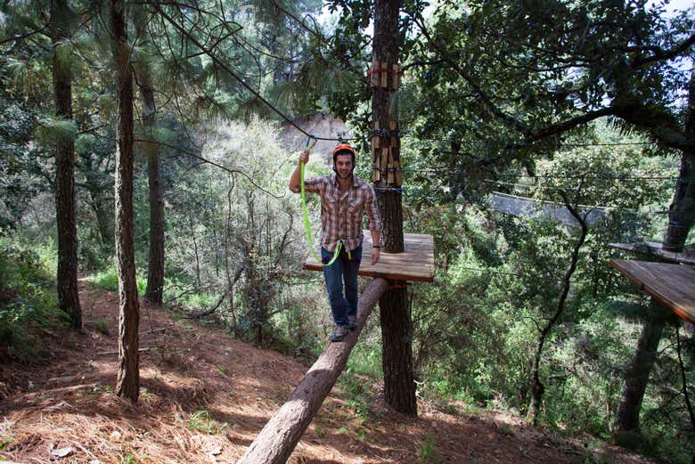 Pasando por un tronco colgante