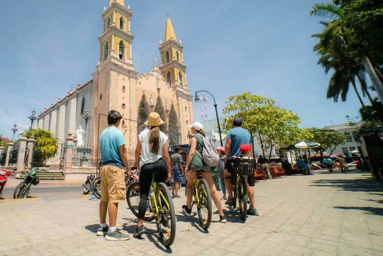 Admirando la catedral de Maztlán