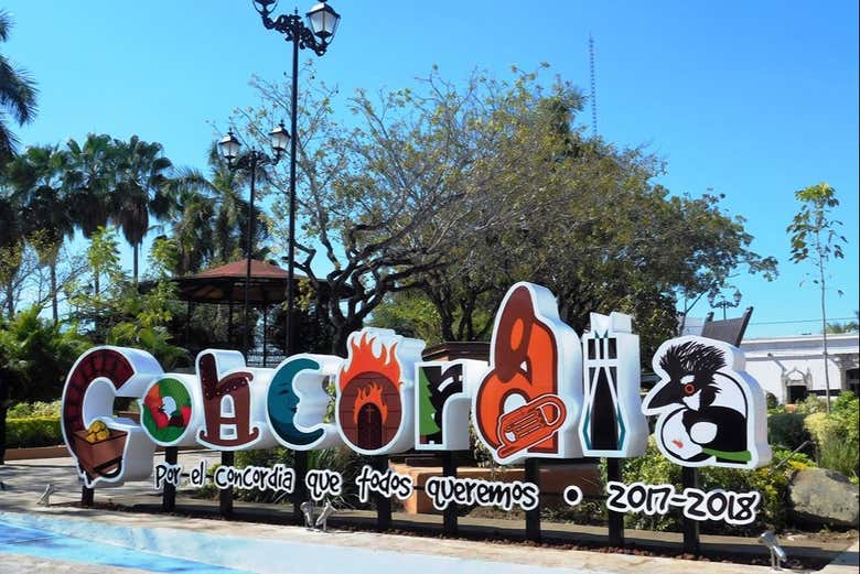 Letrero con letras gigantes en Concordia