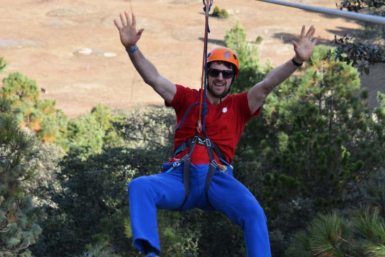 Diversión en la actividad de tirolina