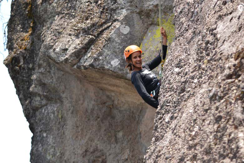 Disfrutando de la actividad de rápel