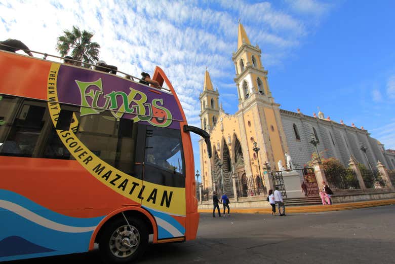 Junto a la catedral de Mazatlán