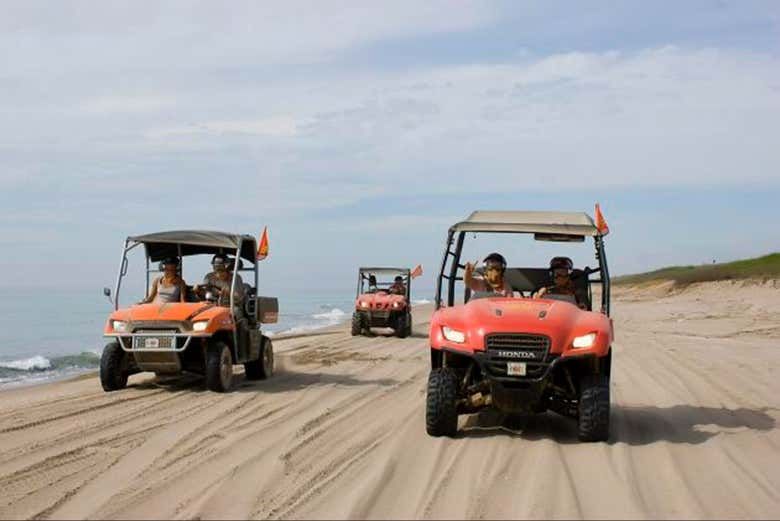 Vehículos buggies en la costa de Mazatlán