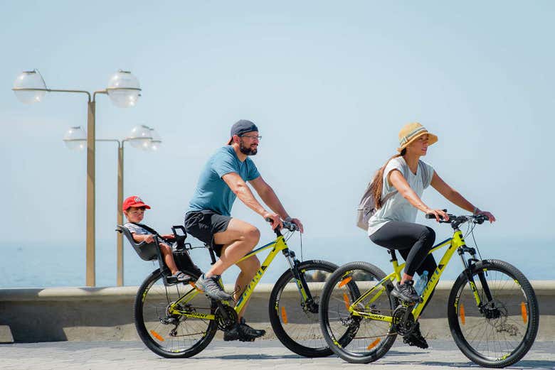 Una familia en bici por Mazatlán