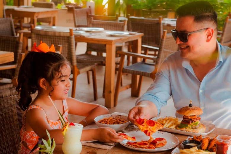 Podréis disfrutar de los restaurantes del club