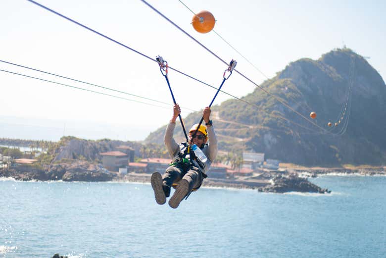 Lanzánosos en la tirolina de Mazatlán