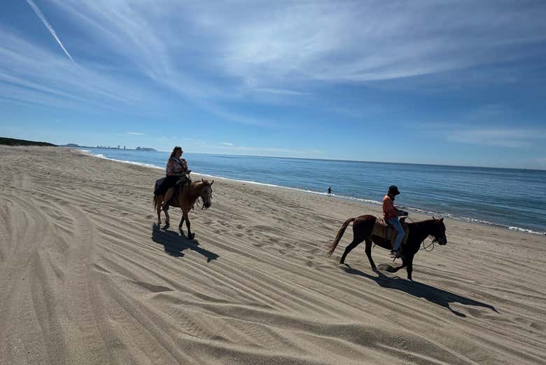 Paseando a caballo por la playa