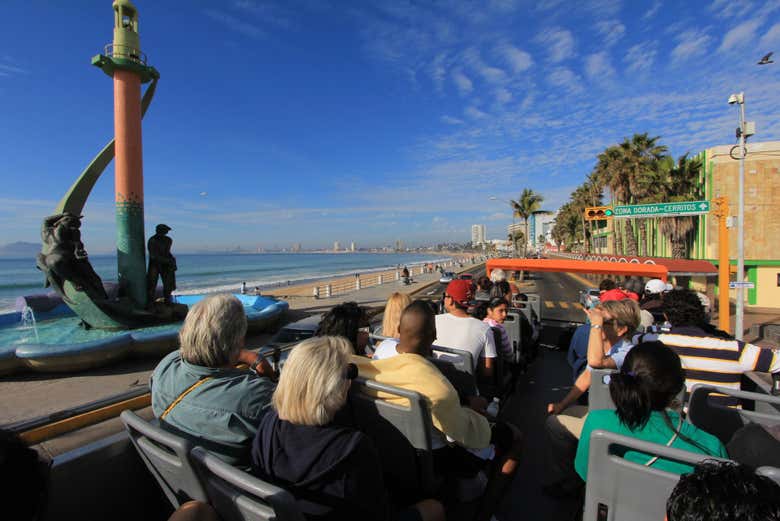 Contemplando el Malecón de Mazatlán desde el autobús turístico