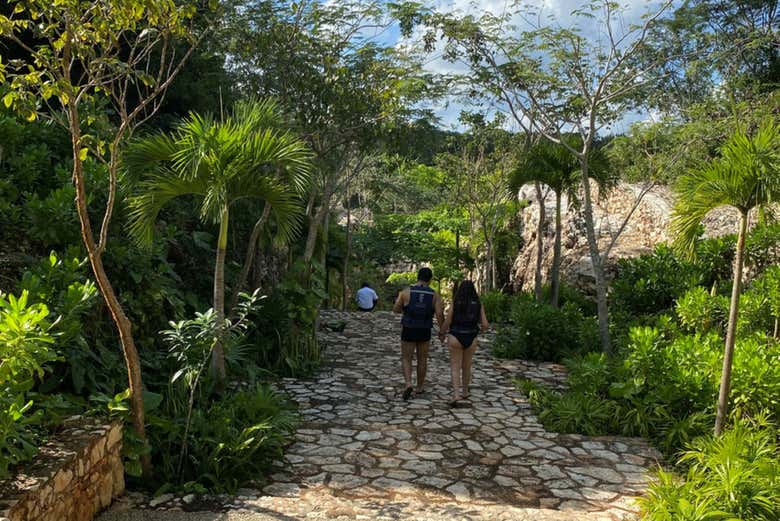 Recorriendo la aldea maya