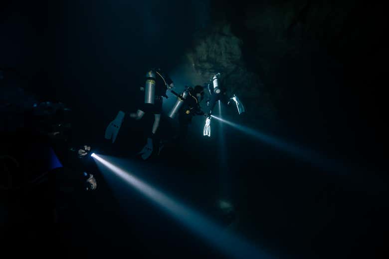 Dive to a depth of 8 metres!