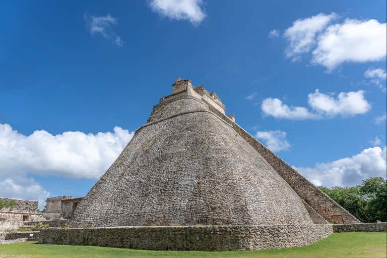 Vista de la pirámide de Uxmal