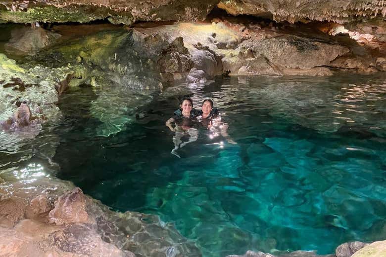 Disfrutando de un baño en el cenote San Ignacio
