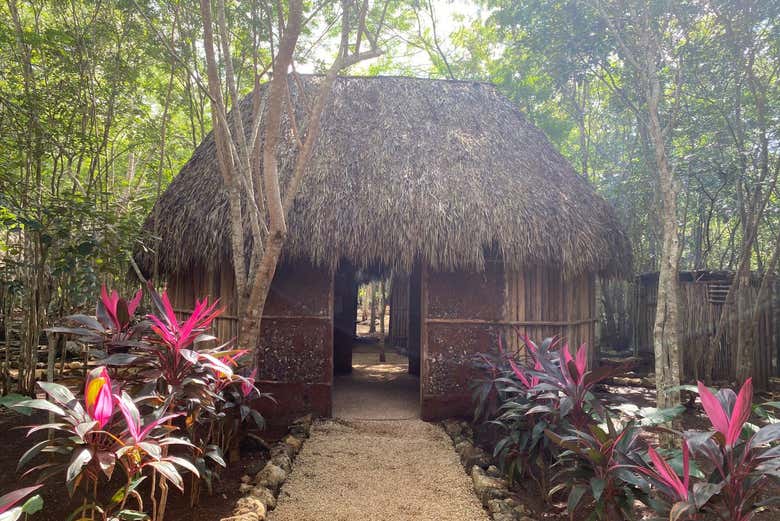 Una de las casas en la aldea maya